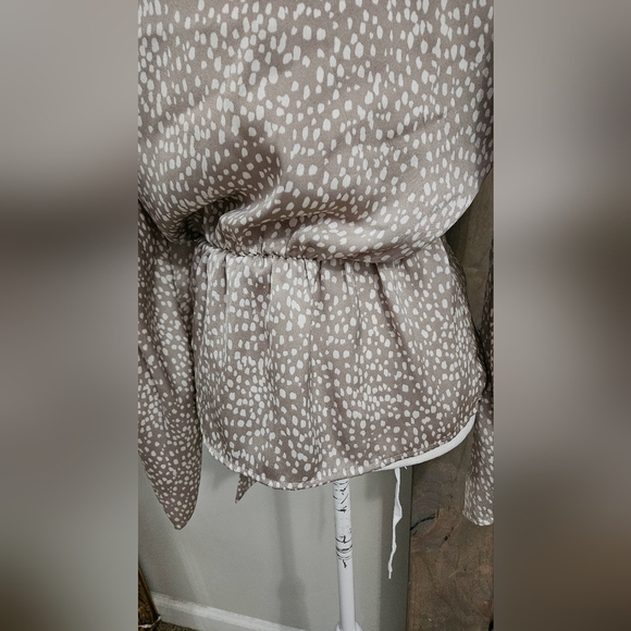 EXPRESS Satin Polka Dot Print V Neck Puff Sleeve Wrap Tie Blouse.Taupe/white.XS - Picture 7 of 13